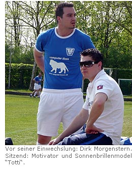 Vor seiner Einwechslung: Dirk Morgenstern. Sitzend: Motivator und Sonnenbrillenmodel 