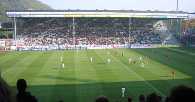 Optimale Sicht von der Haupttribüne: Der Anstoß zur zweiten Halbzeit.