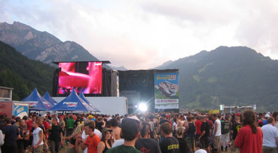 Die Hauptbühne beim Greenfield mit alpiner Hintergrundkulisse