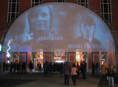 AVO-Session: Jeden Tag ein neues Bild über dem Eingang zur Messehalle in Basel.