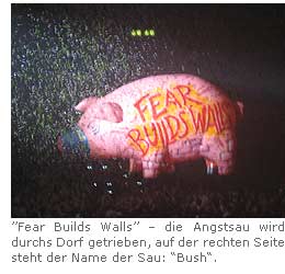 ''Fear Builds Walls'' - die Angstsau wird durchs Dorf getrieben, auf der rechten Seite steht der Name der Sau: ''Bush''.