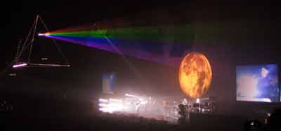 Das Cover der 'Dark Side Of The Moon' an den Himmel des Hallenstadions gezeichnet - in 3D