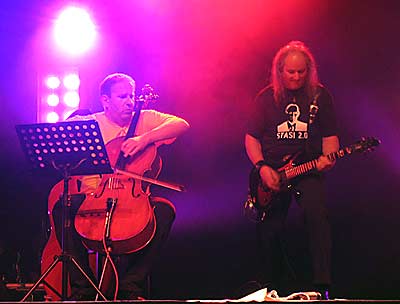 Beim Bedienen des Humors besser als am Cello: Matthias Deutschmann (l.); sicher an der Gitarre: Gary Schmalzl von 'Speedmoik' (Foto: jh)