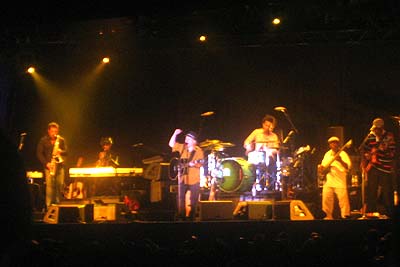 Winkender Paul mit Band.