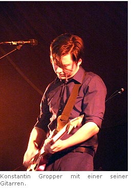 Konstantin Gropper mit einer seiner Gitarren.