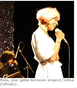 Malia, ber gelbe Narzissen singend (Yellow Doffodils).