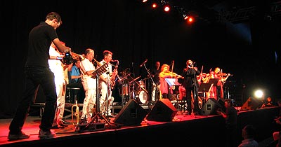 Grand Orientet, üppig instrumentiert.