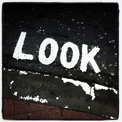Lebensrettend: auf der Straße steht, woher die Autos kommen (look right, look left).