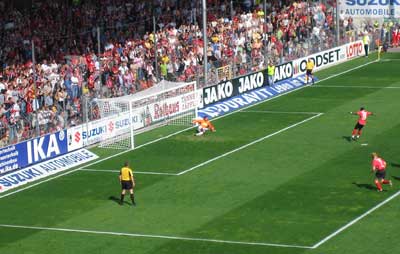 Coulibaly ''krönt'' seine schwache Leistung durch einen Elfmeter, den Masic per Fußabwehr ins Aus lenken kann.