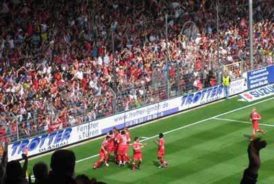 Torjubel: Glückwünsche der gesamten Mannschaft an Roda Antar, das Stadion steht Kopf.