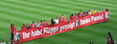 Die Mannschaft bei der Stadionrunde nach dem Spiel bedankt sich bei den Fans (v.l.n.r.): Richard Golz, Samuel Koejoe, Benjamin Baltes, Seyi Olajengbesi, Julian Reinard, Dennis Aogo, Karim Matmour, Alexander Iashvili, Dennis Kruppke, Steffen Wohlfarth, Lars Hermel, Otar Khizaneishvili, Andreas Ibertsberger, Boubacar Diarra, Youssef Mohamad, Jonathan Pitroipa, Roda Antar, Soumaila Coulibaly, Wilfried Sanou, Mark Fotheringham, Alexander Walke, Sascha Riether, Nils Hansen, Achim Sarstedt.