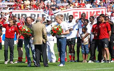 Achim Stocker überreicht Blumen an Achim Sarstedt und Volker Finke. (Foto: Marc Faltin)