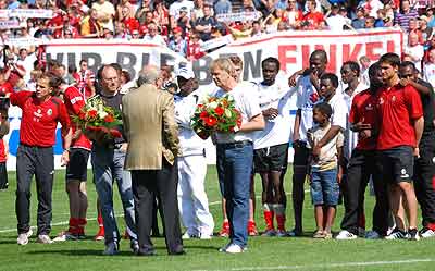 Achim Stocker überreicht Blumen an Achim Sarstedt und Volker Finke. (Foto: Marc Faltin)