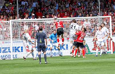 Youssef Mohammad versucht's per Kopf. (Foto: Marc Faltin)