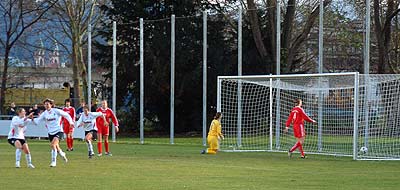 Der Ball im Tor, 1:1. Kury (2. v.l.) jubelt.