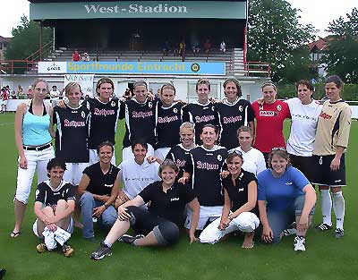 Gruppenbild mit Fans. (Foto: Gisela Heizler-Ries)