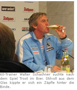 60-Trainer Walter Schachner suchte nach dem Spiel Trost im Bier. Stilvoll aus dem Glas kippte er sich ein Zäpfle hinter die Binde.
