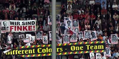 ''Different Colours - One Team'' und ''Wir sind Roda'', ''Wir sind Sheyi'', ''Wir sind Youssef'', usw. - die Fans auf der Gegengeraden machen deutlich, was sie von den Pöpeleien nach dem letzten Heimpiel halten - nichts. Und natürlich sind sie alle ''Finke''.