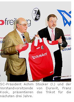 SC Präsident Achim Stocker (l.) und der Vorstandsvorsitzende von Duravit, Franz Kook, präsentieren das Trikot für die nächsten drei Jahre.