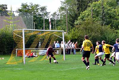 Mick Fahr kann sich durchsetzten. Der Ball findet aber nicht den Weg ins Tor.