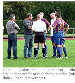 Ohne Diskussion akzeptieren die Wollbacher Ersatzschiedsrichter Pertler (mit dem Rücken zur Kamera).