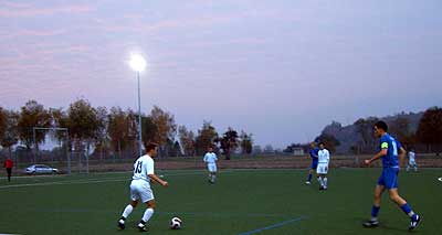 Kapitän Stefan Frey im Aufbauspiel (hinten: TW Bogenschneider, Hitzfeld, P. Johann).