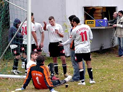 Da geht's lang. Die Bosporus Spieler einigermaßen durcheinander in der Halbzeitpause.