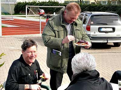 Schiri ''James'' Eckert beim Halbzeitplausch mit Ossi Michl.