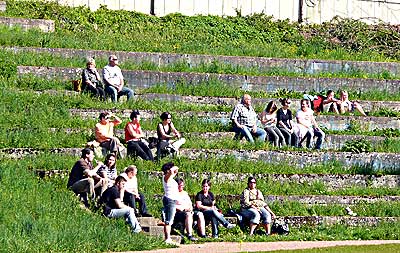 Noch können die Zuschauer per Handschlag im TuS Stadion begrüsst werden.