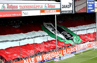 Ausnahmnsweise auch sichtbar: Der Nordtribüne fehlt der richtige Durchblick.