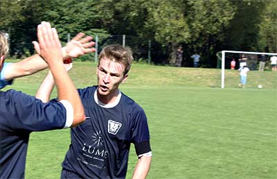 Der Ball noch im Tor, der Kapitän beim Abklatschen: Stefan Frey.