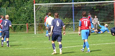 Super gehalten. Der Torwart hat den Kopfball von Michael Johann entschärft.