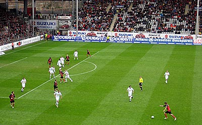 Kein ruhender Ball aber Butscher hat trotzdem alle Zeit der Welt für Bechmann zum 2:1 aufzulegen.