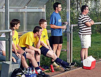 Kurz vor dem 0:1 gegen Maulburg noch skeptisch. Die Stettener Ergänzungsspieler, Trainer Peter Johann und der verletzte ''Floyd'' Kleinhans.