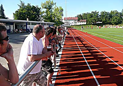 Gegen den Heimatverein des Bundetrainers Schönau verloren aber auf dem richtigen Weg. Die Zuschauer waren nicht enttäuscht.