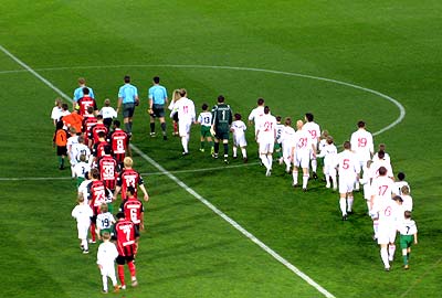 Arbeiten an ihren Stärken und kehren die Schwächen unter den Teppich? Der SC (links) beim Einlauf zum Spiel gegen RW Ahlen.