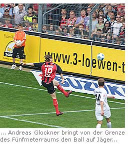 ...Andreas Glockner bringt den Ball von der Grenze des Fünfmeterraumes den ball auf Jäger...