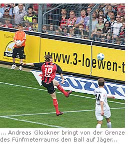 ...Andreas Glockner bringt den Ball von der Grenze des Fünfmeterraumes den ball auf Jäger...