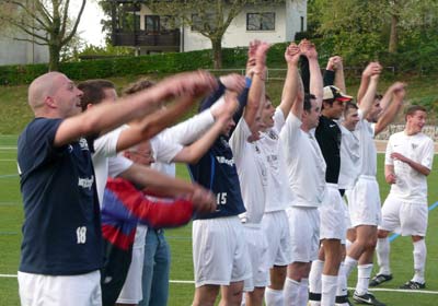 Wie bei den Großen: Die Mannschaft feiert