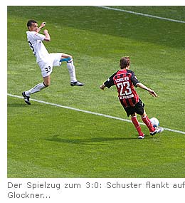 Die Szene zum 3:0: Julian Schuster flankt mustergültig auf Glockner...