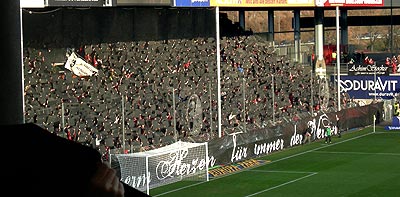 Zu Ehren von Achim Stocker: Die Nordtribüne hüllte sich in Schwarz und schwieg - man wünschte sich, sie würden das gelegentlich auch ohne den traurigen Anlass tun.