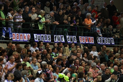 Ein gegenseitiges Geben und Nehmen: Fans bedanken sich beim Team, die 17 Mal die Halle gefüllt hatten.