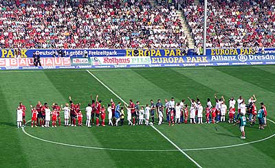 Endlich wieder Bundesliga in Freiburg! Der HSV (rechts) zu Gast.