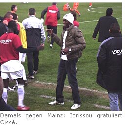 Damals gegen Mainz: Idrissou gratuliert Cissé.