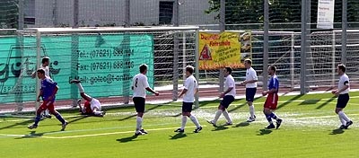 Sieben Stettener gegen zwei Gäste beim Eckball. Trotzdem ist die Kugel drin.