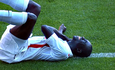 Gefällter Cissé im Schmerz. Gefällter Cissé im Schmerz.
