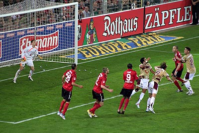96 verteidigte rigoros - hier gegen Cissé, Toprak, Butscher und Krmas. 96 verteidigte rigoros - hier gegen Cissé, Toprak, Butscher und Krmas.