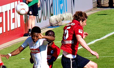 Butscher köpft zum Sieg. Butscher köpft zum Sieg.