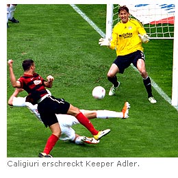 Caligiuri erschreckt Keeper Adler.