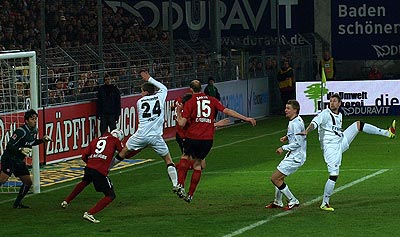 Cissés Köpfer im Tumult. Cissés Köpfer im Tumult.